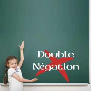petite fille en classe devant le tableau vert sur lequel est écrit double négation barré avec une croix rouge
