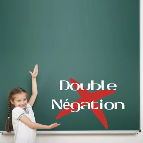 petite fille en classe devant le tableau vert sur lequel est écrit double négation barré avec une croix rouge