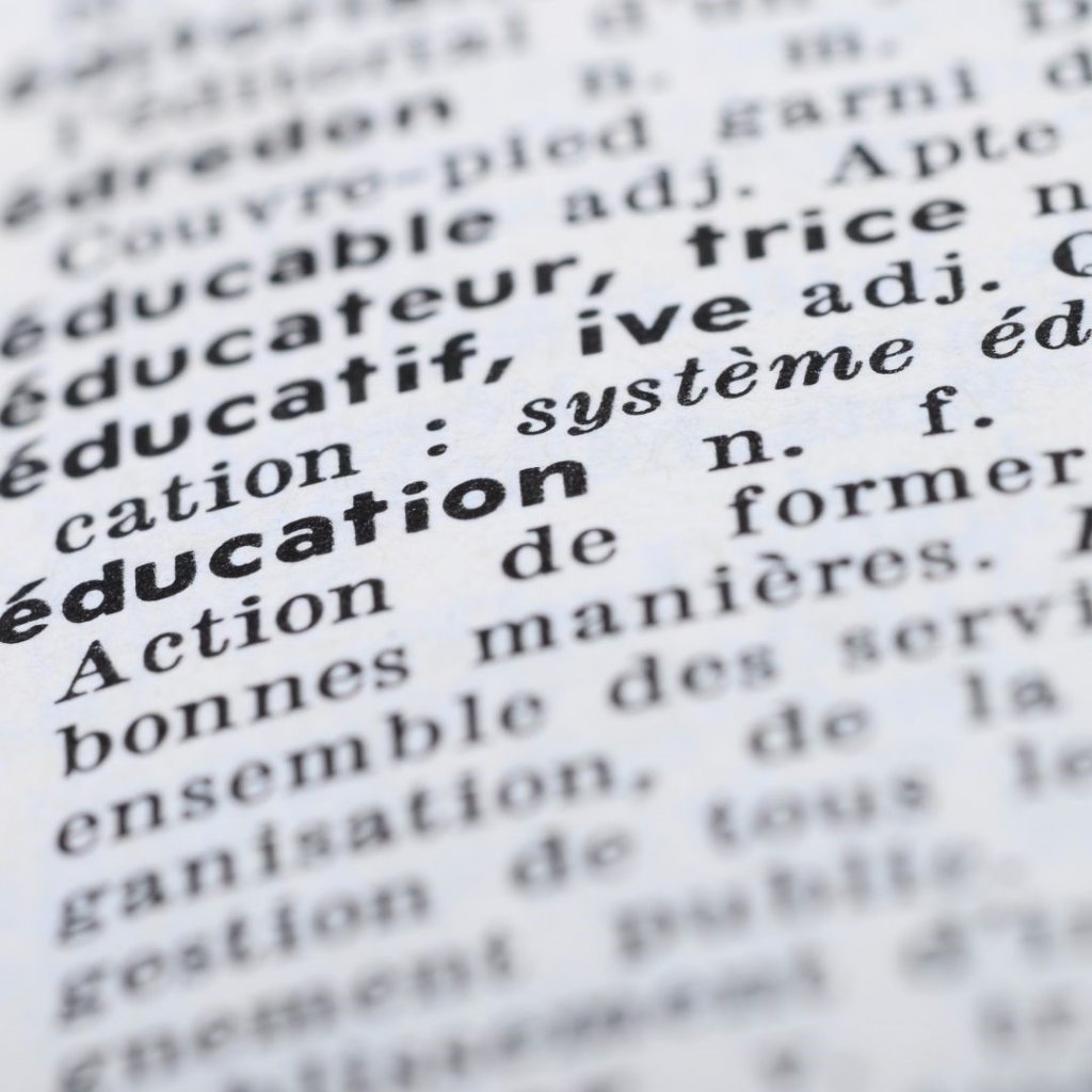 zoom sur le mot éducation sur la page d’un dictionnaire