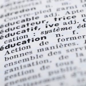 zoom sur le mot éducation sur la page d’un dictionnaire