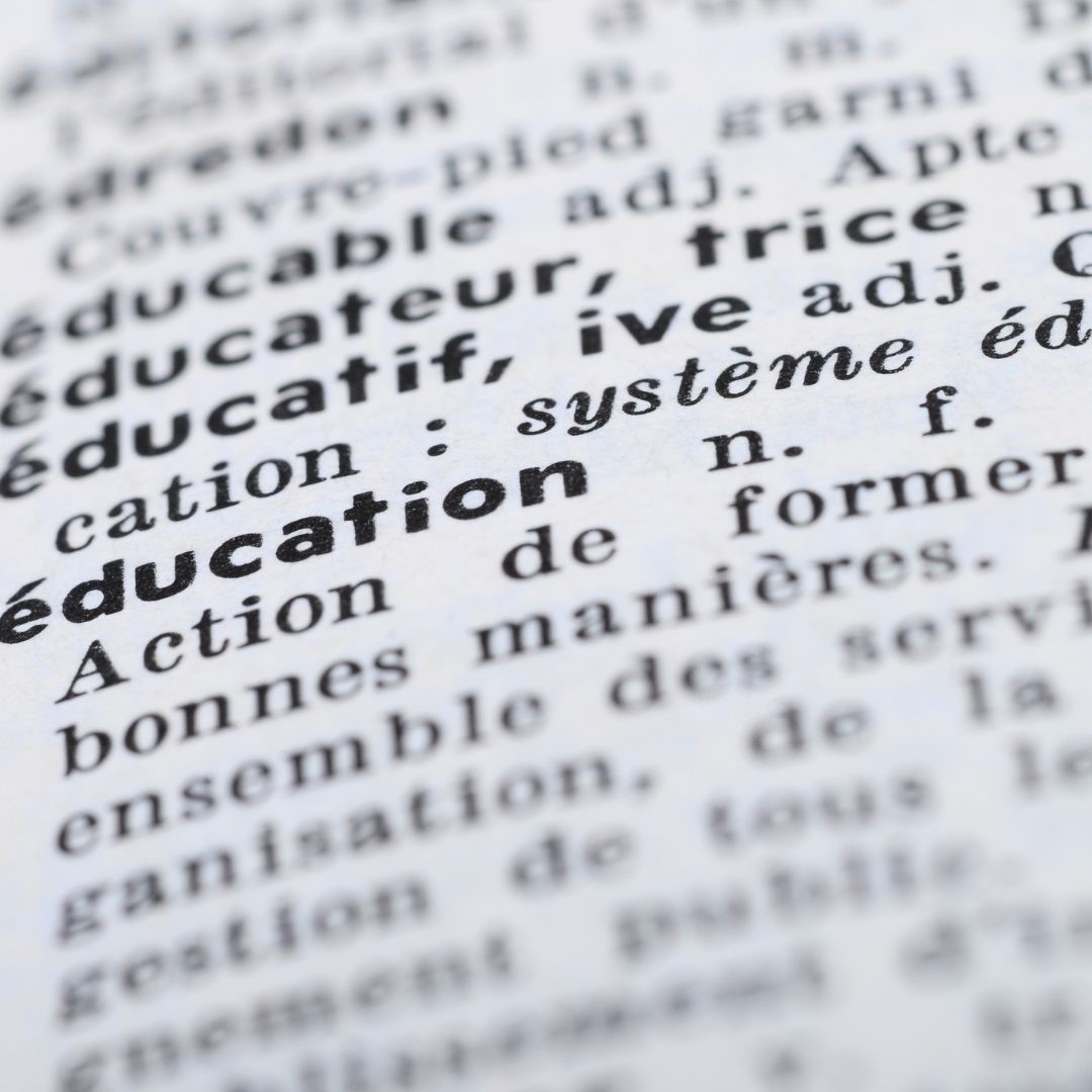 zoom sur le mot éducation sur la page d’un dictionnaire