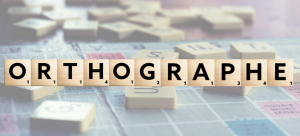 le mot orthographe sur un plateau de jeu de scrabble
