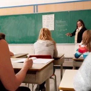 professeur de français qui donne un cours à ses élèves en salle de classe