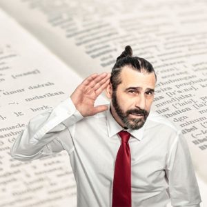 Homme qui tend l’oreille pour mieux entendre