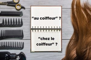 accessoires de coiffeur à gauche, chevelure à droite, avec agenda au centre où il est écrit au coiffeur ou chez le coiffeur