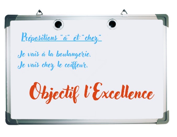 tableau blanc sur lequel il est noté des exemples d’utilisation des propositions à et chez