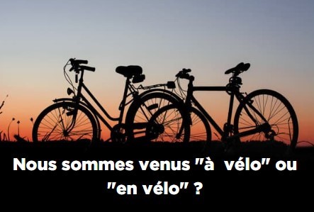 deux vélos posés sur leur béquille devant un coucher de soleil avec la question Nous sommes venus à vélo ou en vélo