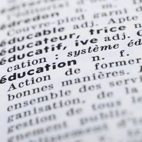 zoom sur le mot éducation sur la page d’un dictionnaire