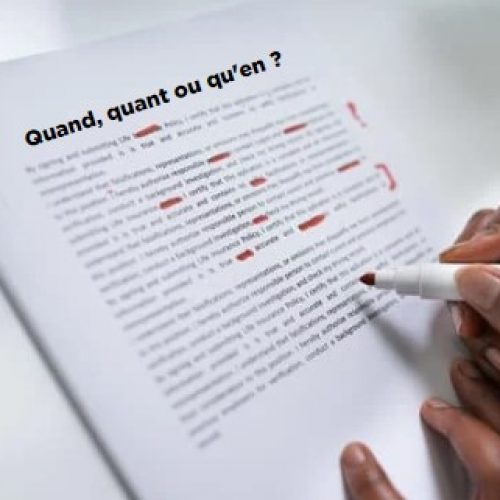formatrice qui corrige au feutre rouge une copie sur l’utilisation des homophones